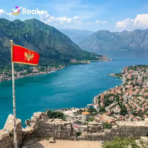 vista aérea de montenegro e bandeira do país
