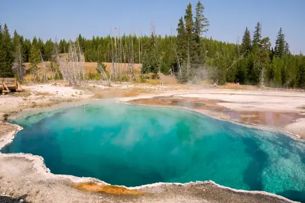 Piscina termal azul-turquesa no Yellowstone National Park.