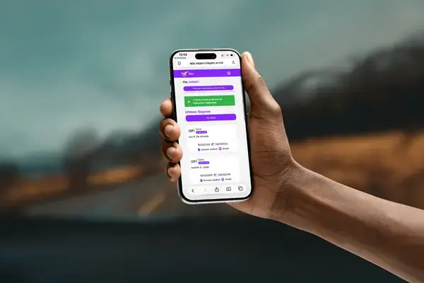 App Seu da Real Seguro Viagem aberto em celular durante road trip