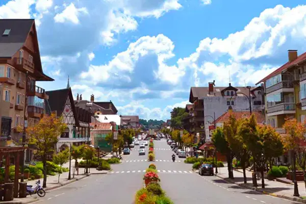 Centro de Canela na Serra Gaúcha com casarões de arquitetura germânica dos dois lados da avenida