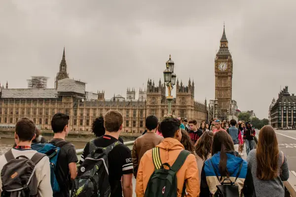 Grupo de turistas passeando por Londres