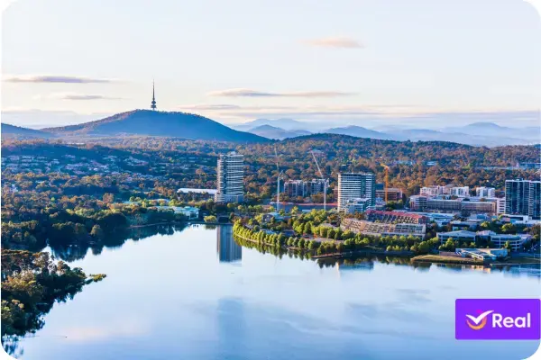 A cidade é conhecida por seus muitos parques e áreas verdes. O Lago Burley Griffin é um dos principais pontos turísticos e oferece opções para passeios e esportes ao ar livre. É um lugar muito bonito para visitar.