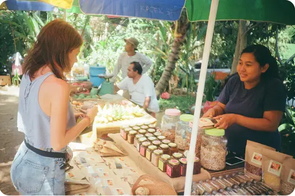 Turista comprando em mercado local no Sudeste Asiático