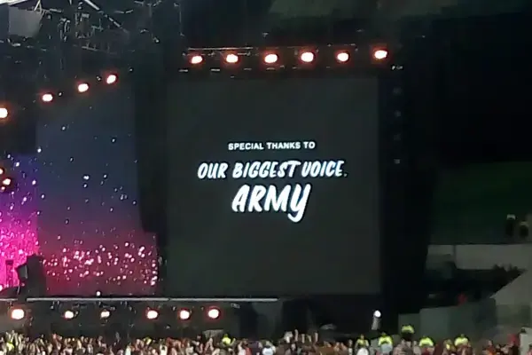 Mensagem dedicada à ARMY em show do BTS no Brasil exibida em telão do Allianz Parque.