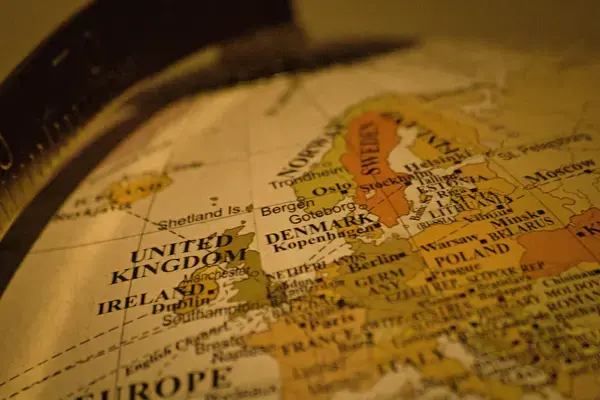 Mapa físico da Europa com países e fronteiras em destaque