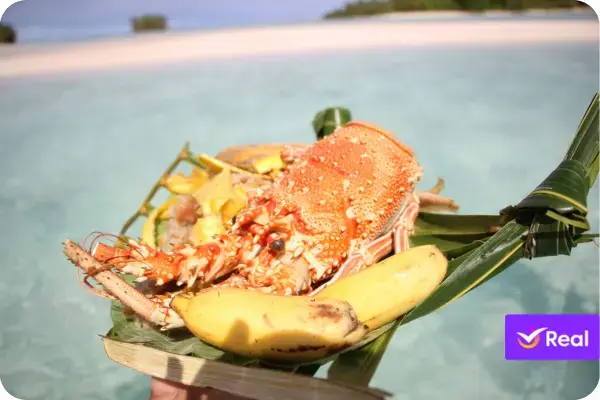 comida de tuvalu,  pulaka (uma raiz semelhante ao taro), fruta-pão, bananas, coco, peixes e frutos do mar