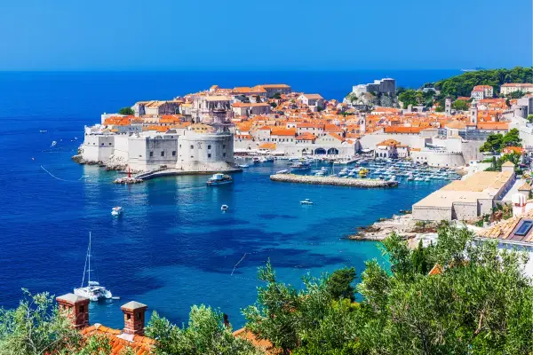 Praia em Dubrovnik, Croácia (Fonte: Canva)