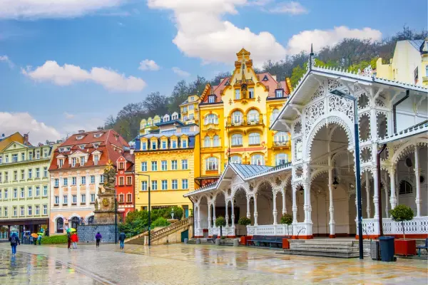 Vista de cidade de Karlovy Vary na República Tcheca