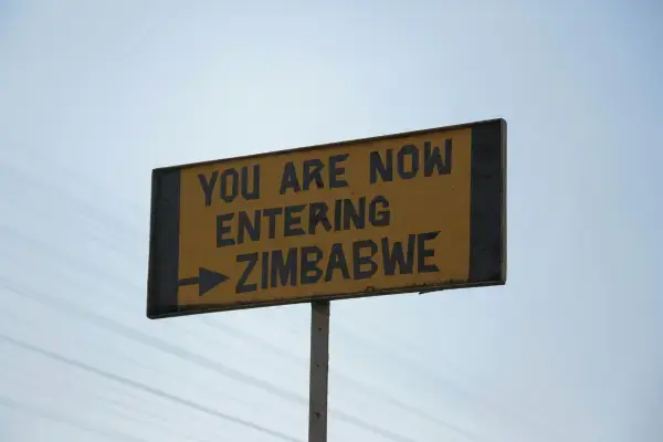 placa você está entrando no zimbabue (Fonte: Unsplash)