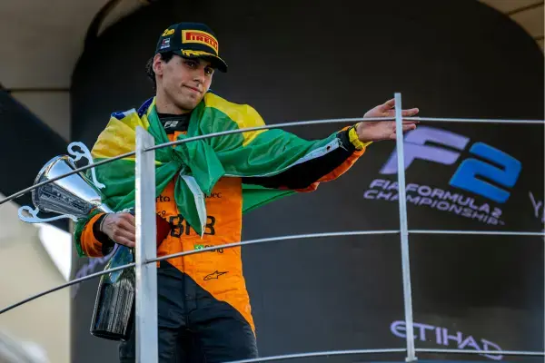 Gabriel Bortoleto no pódio da Fórmula 2 com a bandeira do Brasil