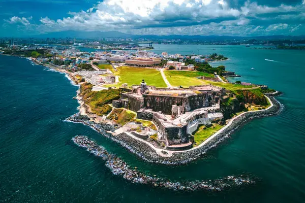 Vista aérea do Castillo San Felipe del Morro e da costa de San Juan