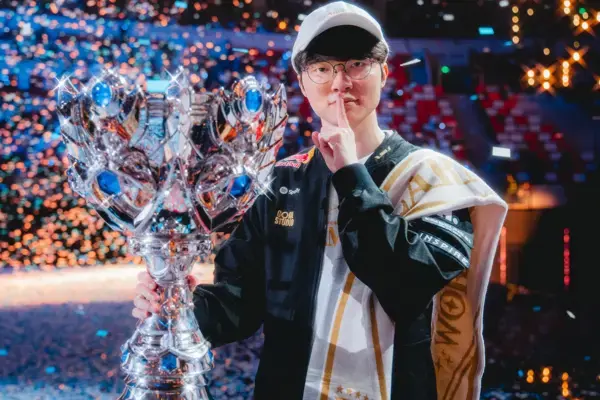 Jogador profissional de League of Legends segura o troféu do campeonato em arena lotada, com confetes ao fundo e expressão de comemoração.
