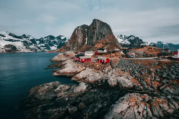 Vilarejo costeiro nas Ilhas Lofoten, Noruega