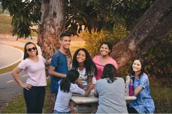 brasileiros sorrindo para a camera