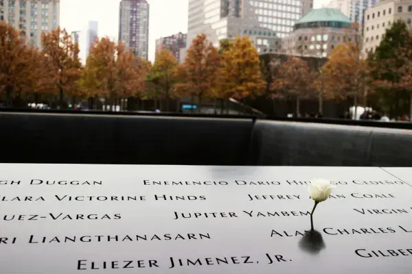 Rosa branca sobre os nomes no memorial do 11 de setembro, em Nova York