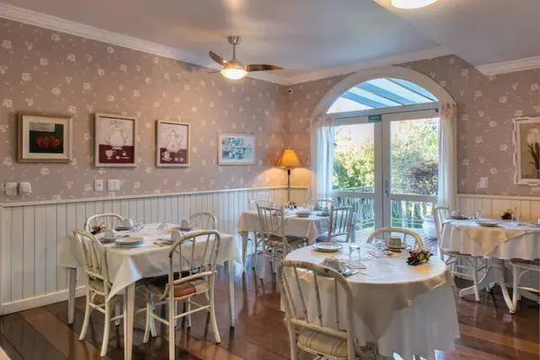 Salão de café da manhã de pousada em Canela/RS com decoração vintage