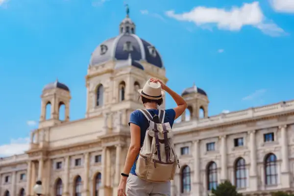 europa. mulher olhando uma atraçao turistica de graça