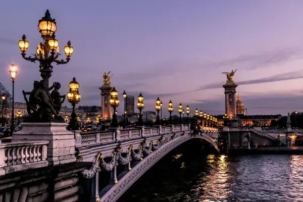 Ponte Alexandre III iluminada ao anoitecer em Paris