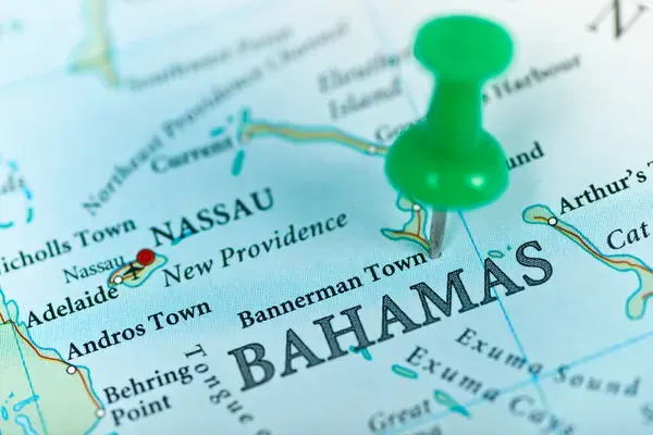 Mapa das Bahamas com marcador próximo a Nassau e New Providence