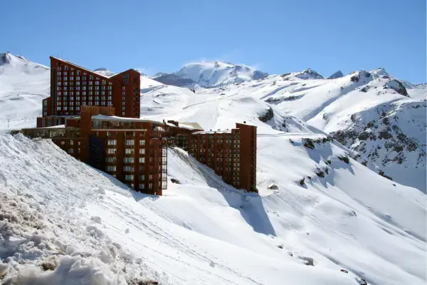 Prédios do complexo hoteleiro de Valle Nevado cercados por neve na Cordilheira dos Andes, Chile
