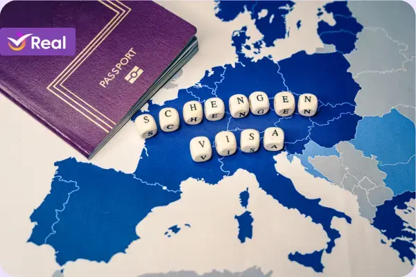 Bandeira da União Europeia sobre um mapa localizado no espaço schengen