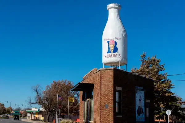 Prédio histórico com uma garrafa gigante de leite da marca Braum’s no topo, em Oklahoma City, na Rota 66.