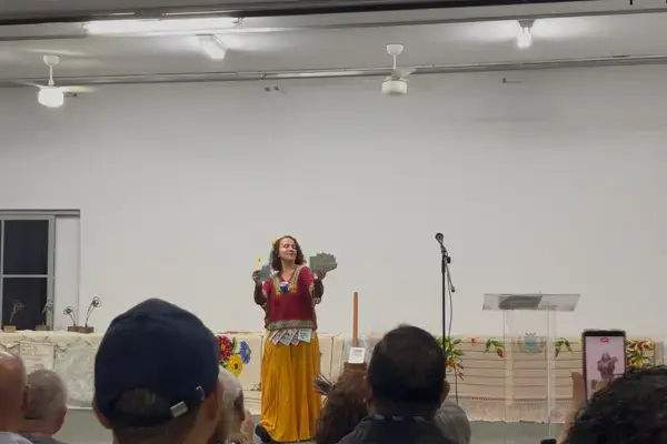mulher no palco se apresentando