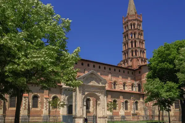 Basílica de Saint-Sernin com torre de tijolos em Toulouse