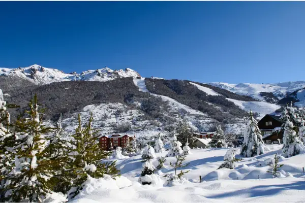 Vila com neve ao pé das montanhas de Bariloche no inverno argentino