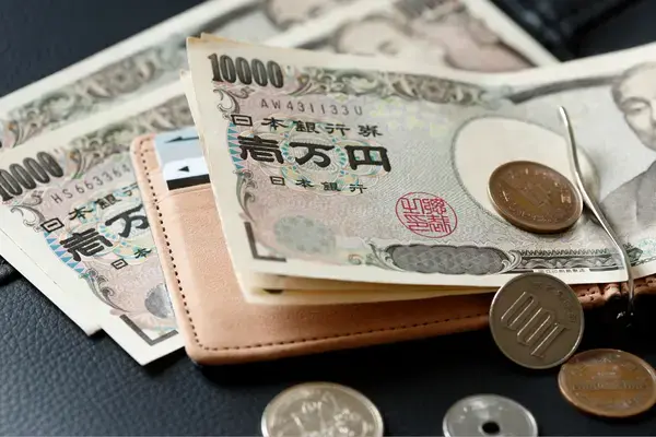 Notas e moedas de iene japonês sobre uma mesa