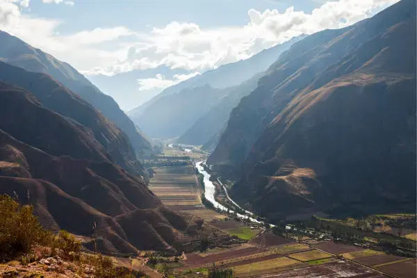 Vale Sagrado dos Incas com rio Urubamba e montanhas andinas ao fundo no Peru