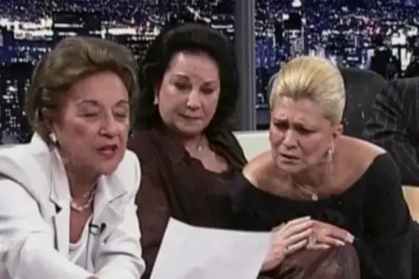 mulheres reunidas fazendo fofoca sobre seguro viagem