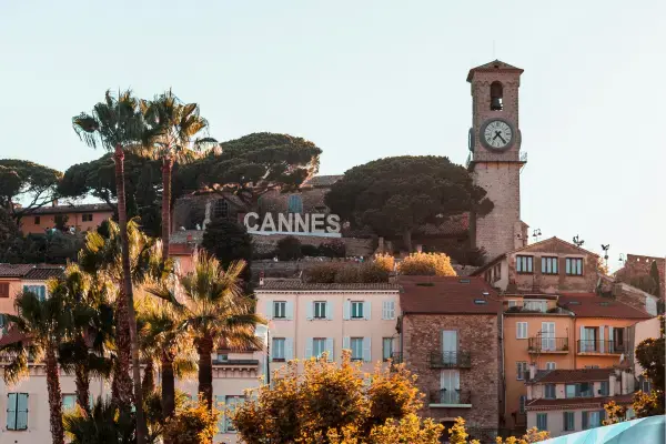Vista do morro Le Suquet com o letreiro Cannes e a torre da igreja Notre-Dame de l'Espérance