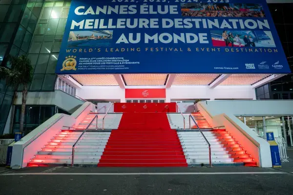 Escadaria do Palais des Festivals em Cannes com tapete vermelho antes do festival