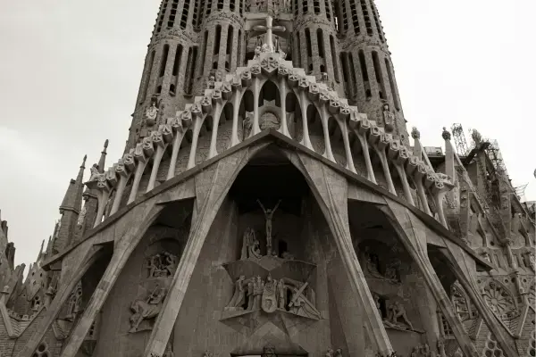 Detalhes da Fachada da Paixão na Sagrada Família, vista em Barcelona.