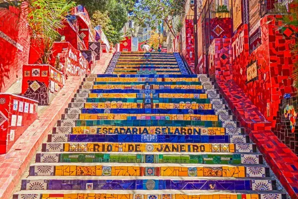 Escadaria Selarón, no Rio de Janeiro, com degraus coloridos que representam a diversidade cultural da cidade