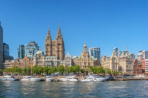 Vista do Waterfront de Liverpool com os prédios Three Graces e o Rio Mersey