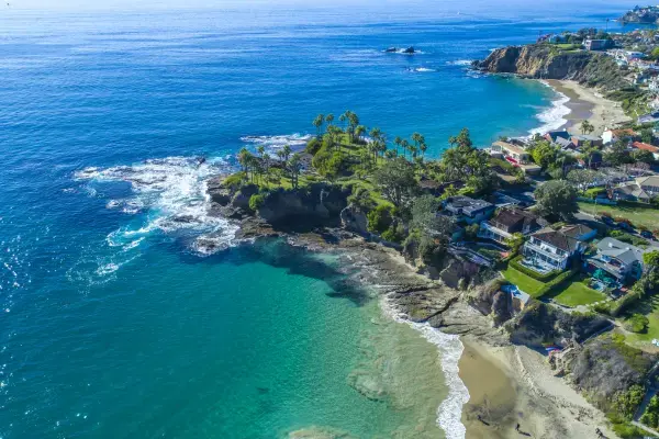 Praia Laguna, no Condado de Orange, EUA