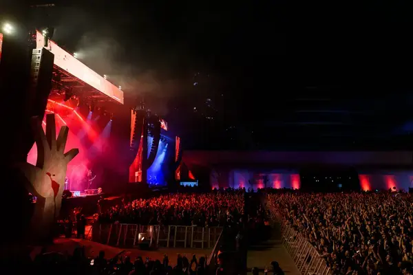 Palco do Bangers Open Air à noite com público lotado no Memorial da América Latina
