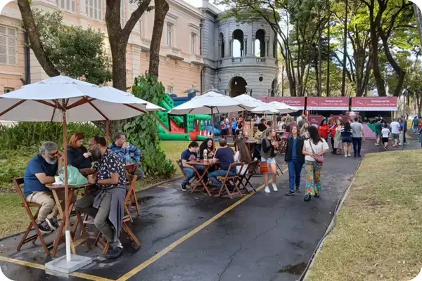 Público aproveita área gastronômica ao ar livre no Uai Wine em BH.