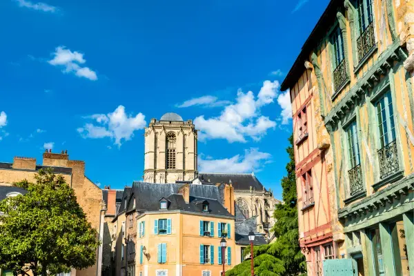 Casas coloridas no centro histórico de Le Mans, com a catedral ao fundo, região comum para hospedagem em Airbnb durante as 24 Horas de Le Mans.