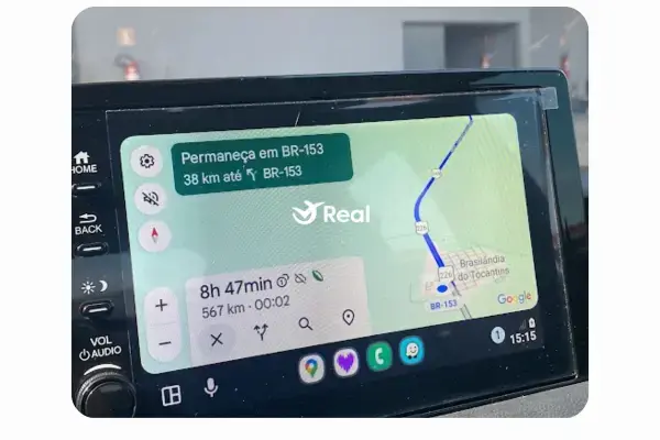 Painel do carro mostrando a distancia entre uma pequena cidade do tocantins chamada Brasilandia, até o destino no Maranhão.