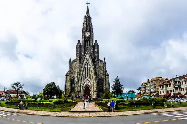 Eleita uma das 7 Maravilhas do Brasil em 2009 (nada oficial,mas merecido), esta é a "Catedral de Pedra" de Canela- RS (na verdade, Catedral Nossa Senhora de Lourdes)