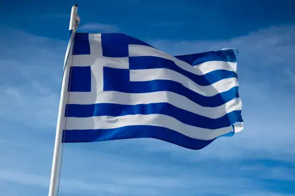 Bandeira da Grécia com fundo azul do céu