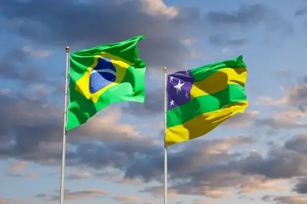 Bandeira de Sergipe ao lado da bandeira do Brasil