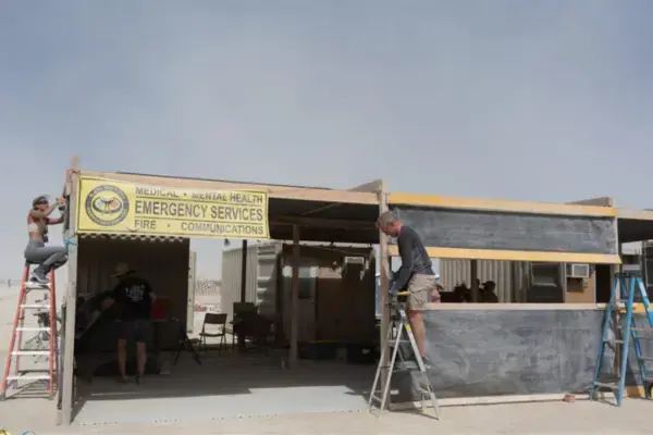 Estrutura do Emergency Services do Burning Man no deserto de Nevada