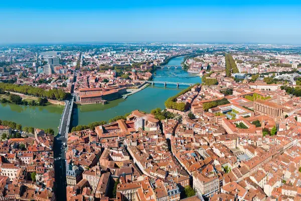Vista aérea de Toulouse com o rio Garonne e telhados de tijolos