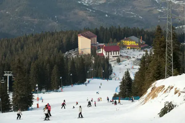 Pista de esqui movimentada em meio às montanhas.