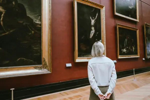 europa. mulher olhando uma atraçao turistica de graça