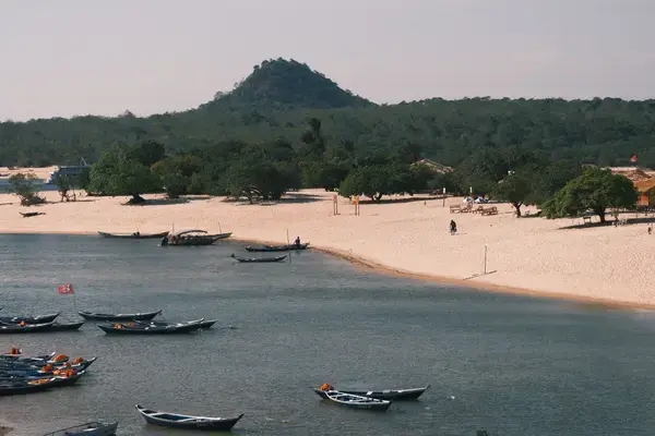 Barcos ancorados diante de praia de areia clara em Alter do Chão, Pará.